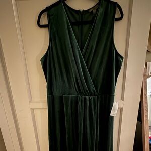 NWT Elegant Green Velvet Sleeveless Dress